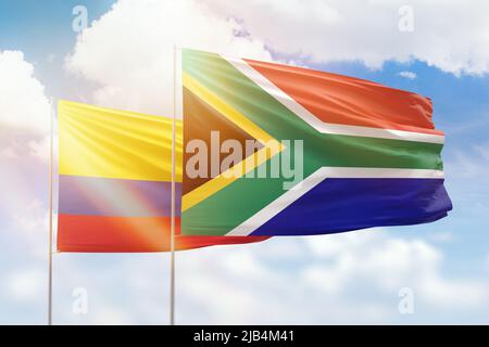 Sonniger blauer Himmel und Flaggen von Südafrika und kolumbien Stockfoto