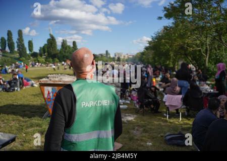 Berlin, Deutschland. 22.. Mai 2022. Park Service Mitarbeiter Jens lange läuft durch den Mauerpark, um die Besucher daran zu erinnern, dass Müll in die dafür vorgesehenen Mülleimer gehört. Nach Angaben der Bezirke sind die meisten Grünflächen in Berlin vom Müllproblem betroffen. (An dpa-Korr 'Ein 'Kampf gegen Windmühlen': Was tun gegen Müll in Berliner Parks?') Quelle: Jörg Carstensen/dpa/Alamy Live News Stockfoto