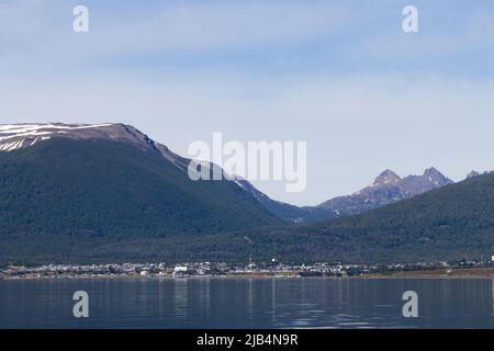 Die südlichste Stadt der Welt. Puerto Williams Stadtbild von Beagle Kanal. Chile Sehenswürdigkeiten Stockfoto