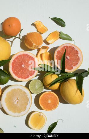 Frische Scheiben von verschiedenen Zitrusarten: Orange, Limette, Zitrone Grapefruit Stockfoto