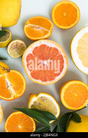 Frische Scheiben von verschiedenen Zitrusarten: Orange, Limette, Zitrone Grapefruit Stockfoto