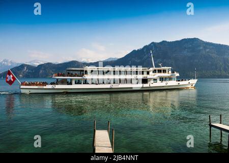 Kursboot, Hertenstein, bei Weggis, Vierwaldstättersee, Kanton Luzern, Schweiz Stockfoto