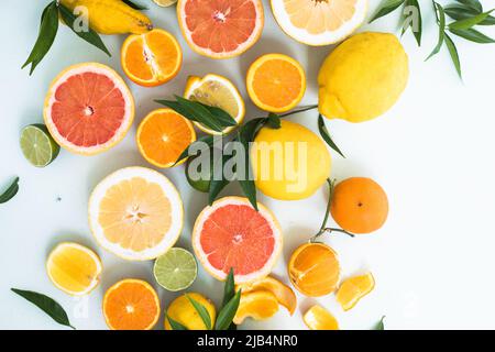 Frische Scheiben von verschiedenen Zitrusarten: Orange, Limette, Zitrone Grapefruit Stockfoto