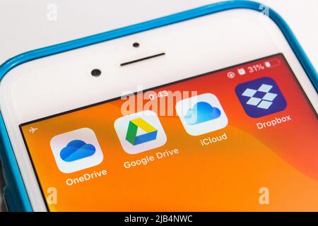 Kumamoto, Japan - Mar 30, 2020 : Icons of Cloud Storage on iPhone. OneDrive, Google Drive, iCloud und Dropbox sind die vier wichtigsten Dateifreigabedienste Stockfoto