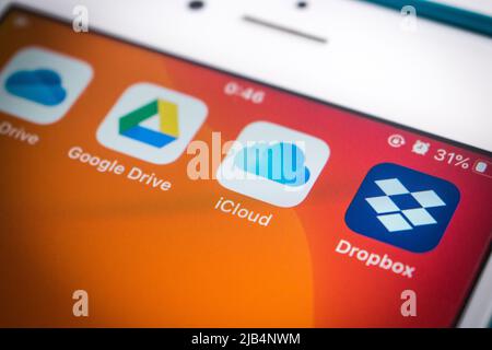 Kumamoto, Japan - Mar 30, 2020 : Icons of Cloud Storage on iPhone. OneDrive, Google Drive, iCloud und Dropbox sind die vier wichtigsten Dateifreigabedienste Stockfoto