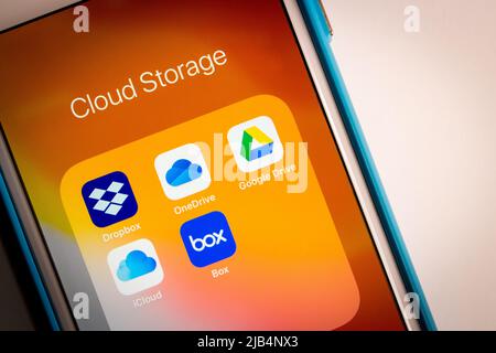 Kumamoto, Japan - Apr 5, 2020 : Symbole der Cloud-Speicherung und Online-Dateifreigabedienste auf dem iPhone. Dropbox, OneDrive, Google Drive, iCloud und Box. Stockfoto
