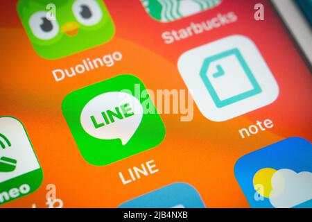 Kumamoto, Japan - Mar 30, 2020 : Bild der LINE-App auf dem iPhone-Startbildschirm. LINE ist eine Freeware-App für die sofortige Kommunikation auf elektronischen Geräten. Stockfoto