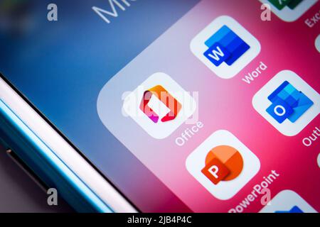 Kumamoto, Japan - 5. April 2020: Office-App auf dem iPhone. Office ist eine Familie von Client-Server-Software von Microsoft, die 1. von Bill Gates am 1988 angekündigt wurde Stockfoto