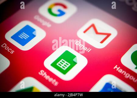 Kumamoto, Japan - Apr 5 2020 : Nahaufnahme der Google Mail-App mit anderen Diensten von Google auf IOS. Gmail ist ein kostenloser E-Mail-Dienst, der von Google entwickelt wurde. Stockfoto