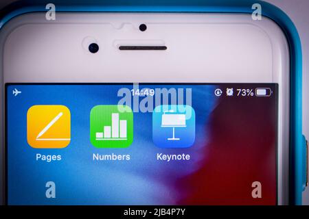 Kumamoto, Japan - Apr 5, 2020 : Icons of iWork (Pages, Numbers & Keynote) auf dem iPhone. IWork ist eine Office-Suite von Anwendungen, die von Apple Inc. Erstellt wurde Stockfoto
