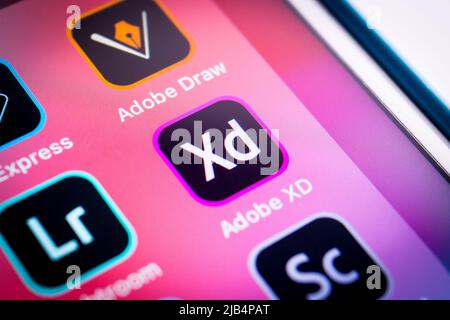 Kumamoto, Japan - Apr 17 2020: Adobe XD, ein vektorbasiertes UX-Designtool für Web-Apps und mobile Apps von Adobe, mit anderen Adobe-Apps auf dem iPhone Stockfoto