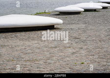 Weiße ovale runde Steinblöcke am Ufer der Maas neben der Erasmus-Brücke unter dem Mer & MITS-Aussichtspunkt in Rotterdam, 5/27/22. Stockfoto