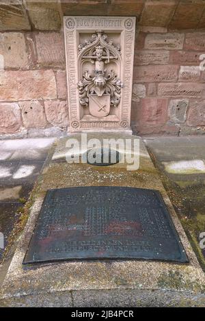 Grab mit Wappen und Inschriften der Gefallenen des Ersten Weltkriegs 1914 bis 1918, Wehrkirche St. Georg, Neunhof bei Nürnberg Stockfoto