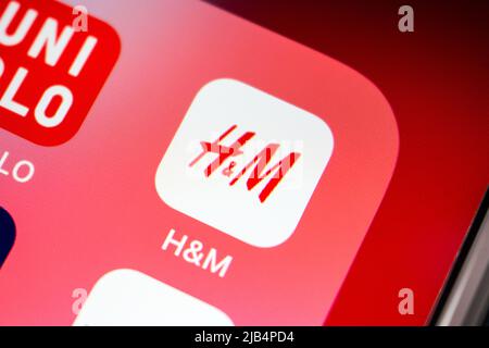 Kumamoto, Japan - Apr 29 2020: Icon von H&M (Hennes & Mauritz ab), einem schwedischen Bekleidungshandelsunternehmen, das für seine schnelle Modebekleidung bekannt ist, auf iOS. Stockfoto