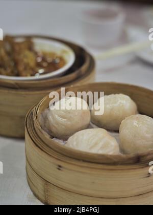 Köstliches chinesisches Dim Sum in einem chinesischen Restaurant, gedämpfte Garnelenrolle Stockfoto