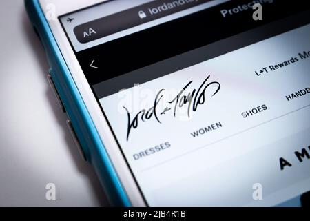 Website von Lord & Taylor, der ältesten US-Kaufhauskette, auf dem iPhone. Lord & Taylor reichte am 2. August 2020 den Konkursschutz für Kapitel 11 ein Stockfoto