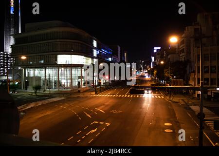 Shimonoseki, Yamaguchi / Japan - Aug 12 2020 : Stadtbild von Shinmonoseki in der Innenstadt von Buzenda bei Nacht von der Fußgängerbrücke aus. Stockfoto