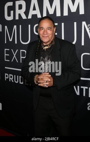 Newark, Ny. 02.. Juni 2022. Ernie Paniccioli besucht GRAMMY Museum Experience im Prudential Center Auftaktveranstaltung zum Black Music Month mit Fotograf Ernie Paniccioli, neuer Fotoausstellung, A Hip-Hop Life: Fünf Jahrzehnte Hip-Hop-Musik, Kunst und Kultur und die Enthüllung von Artefakten aus neun ganz besonderen New Jersey Legends im Museum - Newark, NJ am 3. Juni 2022. (Foto von Udo Salters/Sipa USA) Quelle: SIPA USA/Alamy Live News Stockfoto