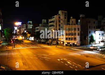 Shimonoseki, Yamaguchi / Japan - Aug 12 2020 : Stadtbild von Shinmonoseki in der Innenstadt von Buzenda bei Nacht von der Fußgängerbrücke aus. Stockfoto