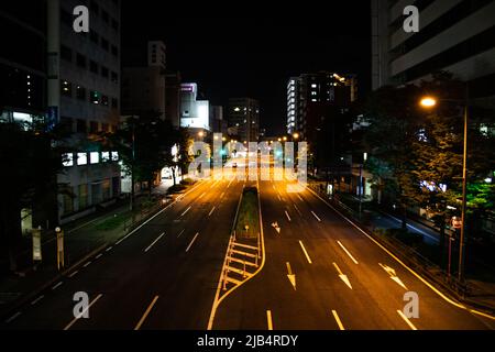 Shimonoseki, Yamaguchi / Japan - Aug 12 2020 : Stadtbild von Shinmonoseki in der Innenstadt von Buzenda bei Nacht von der Fußgängerbrücke aus. Stockfoto