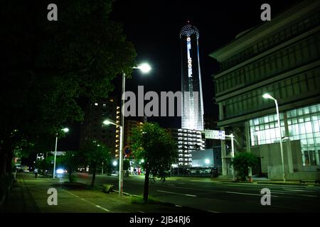 Shimonoseki, Yamaguchi / Japan - 12 2020. Aug: Buzenda & Kaikyo Yume Tower bei Nacht. Der Kaikyo Yume Tower ist als der höchste Turm im Westen Japans bekannt Stockfoto