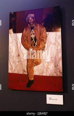 Newark, Ny. 02.. Juni 2022. Ernie Paniccioli Foto im GRAMMY Museum Erlebnis im Prudential Center Auftaktveranstaltung zum Black Music Month mit Fotograf Ernie Paniccioli neue Fotoausstellung, A Hip-Hop Life: Fünf Jahrzehnte Hip-Hop-Musik, Kunst und Kultur und die Enthüllung von Artefakten aus neun ganz besonderen New Jersey Legends im Museum - Newark, NJ am 3. Juni 2022. (Foto von Udo Salters/Sipa USA) Quelle: SIPA USA/Alamy Live News Stockfoto