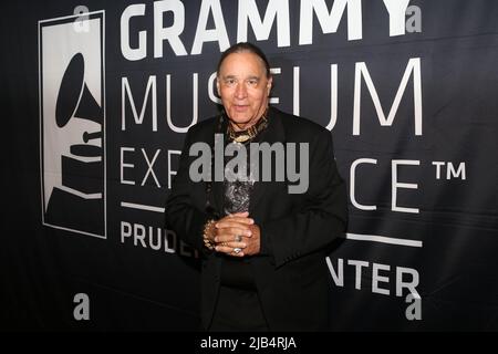 Newark, Ny. 02.. Juni 2022. Ernie Paniccioli besucht GRAMMY Museum Experience im Prudential Center Auftaktveranstaltung zum Black Music Month mit Fotograf Ernie Paniccioli, neuer Fotoausstellung, A Hip-Hop Life: Fünf Jahrzehnte Hip-Hop-Musik, Kunst und Kultur und die Enthüllung von Artefakten aus neun ganz besonderen New Jersey Legends im Museum - Newark, NJ am 3. Juni 2022. (Foto von Udo Salters/Sipa USA) Quelle: SIPA USA/Alamy Live News Stockfoto