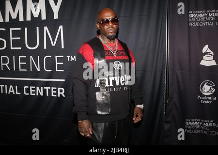 Newark, Ny. 02.. Juni 2022. Treach of Naughty by Nature besucht GRAMMY Museum Experience im Prudential Center Auftaktveranstaltung zum Black Music Month Empfang mit Fotograf Ernie Paniccioli Eröffnung der neuen Fotoausstellung A Hip-Hop Life: Fünf Jahrzehnte Hip-Hop-Musik, Kunst und Kultur und die Enthüllung von Artefakten aus neun ganz besonderen New Jersey Legends im Museum - Newark, NJ am 3. Juni 2022. (Foto von Udo Salters/Sipa USA) Quelle: SIPA USA/Alamy Live News Stockfoto