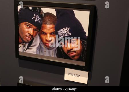Newark, Ny. 02.. Juni 2022. Ernie Paniccioli Foto im GRAMMY Museum Erlebnis im Prudential Center Auftaktveranstaltung zum Black Music Month mit Fotograf Ernie Paniccioli neue Fotoausstellung, A Hip-Hop Life: Fünf Jahrzehnte Hip-Hop-Musik, Kunst und Kultur und die Enthüllung von Artefakten aus neun ganz besonderen New Jersey Legends im Museum - Newark, NJ am 3. Juni 2022. (Foto von Udo Salters/Sipa USA) Quelle: SIPA USA/Alamy Live News Stockfoto