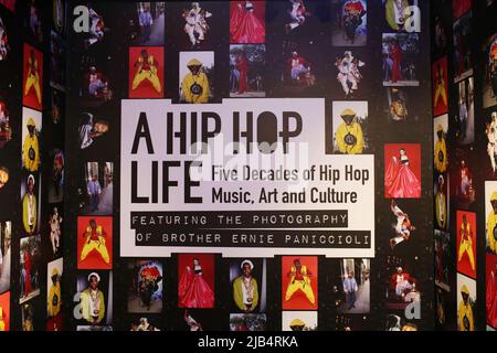 Newark, Ny. 02.. Juni 2022. Atmosphäre im GRAMMY Museum Experience im Prudential Center Auftaktveranstaltung zum Black Music Month mit Fotograf Ernie Paniccioli, neuer Fotoausstellung, A Hip-Hop Life: Fünf Jahrzehnte Hip-Hop-Musik, Kunst und Kultur und die Enthüllung von Artefakten aus neun ganz besonderen New Jersey Legends im Museum - Newark, NJ am 3. Juni 2022. (Foto von Udo Salters/Sipa USA) Quelle: SIPA USA/Alamy Live News Stockfoto