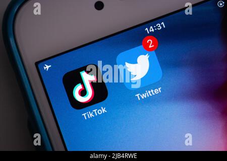 Kumamoto, Japan - Aug 17 2020 : Konzept-Bild von TikTok und Twitter-Apps mit Abzeichen 2 auf dem iPhone in dunkler Stimmung. Stockfoto