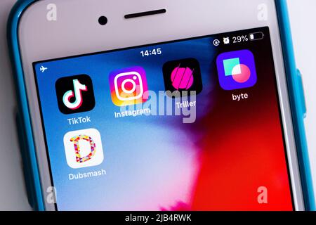 Kumamoto, Japan - Aug 17 2020 : TikTok und andere Konkurrenten und Alternativen Apps (Instagram, Triller, Byte und Dubsmash) auf dem iPhone. Stockfoto