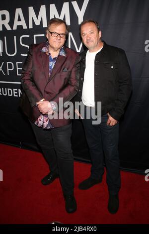 Newark, Ny. 02.. Juni 2022. Dennis Dyken und Jim Babja von den Schmieden besuchen GRAMMY Museum Experience im Prudential Center Auftaktveranstaltung zum Black Music Month mit Fotograf Ernie Paniccioli neue Fotoausstellung, A Hip-Hop Life: Fünf Jahrzehnte Hip-Hop-Musik, Kunst und Kultur und die Enthüllung von Artefakten aus neun ganz besonderen New Jersey Legends im Museum - Newark, NJ am 3. Juni 2022. (Foto von Udo Salters/Sipa USA) Quelle: SIPA USA/Alamy Live News Stockfoto