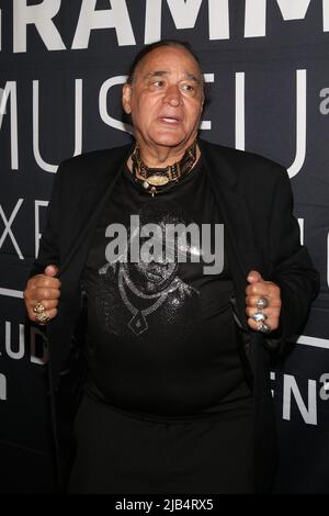 Newark, Ny. 02.. Juni 2022. Ernie Paniccioli besucht GRAMMY Museum Experience im Prudential Center Auftaktveranstaltung zum Black Music Month mit Fotograf Ernie Paniccioli, neuer Fotoausstellung, A Hip-Hop Life: Fünf Jahrzehnte Hip-Hop-Musik, Kunst und Kultur und die Enthüllung von Artefakten aus neun ganz besonderen New Jersey Legends im Museum - Newark, NJ am 3. Juni 2022. (Foto von Udo Salters/Sipa USA) Quelle: SIPA USA/Alamy Live News Stockfoto