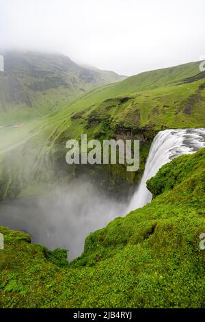 Skogafoss Wasserfall, Skoga Fluss, Landschaft am Fimmvoerouhals Wanderweg, Südisland, Island Stockfoto