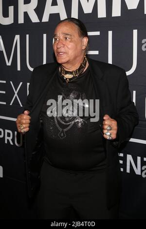 Newark, Ny. 02.. Juni 2022. Ernie Paniccioli besucht GRAMMY Museum Experience im Prudential Center Auftaktveranstaltung zum Black Music Month mit Fotograf Ernie Paniccioli, neuer Fotoausstellung, A Hip-Hop Life: Fünf Jahrzehnte Hip-Hop-Musik, Kunst und Kultur und die Enthüllung von Artefakten aus neun ganz besonderen New Jersey Legends im Museum - Newark, NJ am 3. Juni 2022. (Foto von Udo Salters/Sipa USA) Quelle: SIPA USA/Alamy Live News Stockfoto