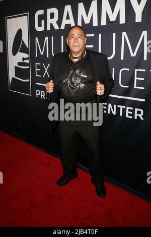 Newark, Ny. 02.. Juni 2022. Ernie Paniccioli besucht GRAMMY Museum Experience im Prudential Center Auftaktveranstaltung zum Black Music Month mit Fotograf Ernie Paniccioli, neuer Fotoausstellung, A Hip-Hop Life: Fünf Jahrzehnte Hip-Hop-Musik, Kunst und Kultur und die Enthüllung von Artefakten aus neun ganz besonderen New Jersey Legends im Museum - Newark, NJ am 3. Juni 2022. (Foto von Udo Salters/Sipa USA) Quelle: SIPA USA/Alamy Live News Stockfoto