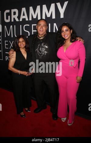 Newark, Ny. 02.. Juni 2022. Angela Paniccioli, Ernie Paniccioli und Melissa Paniccioli besuchen GRAMMY Museum Experience im Prudential Center Auftaktveranstaltung zum Black Music Month mit Fotografin Ernie Paniccioli neuer Fotoausstellung, A Hip-Hop Life: Fünf Jahrzehnte Hip-Hop-Musik, Kunst und Kultur und die Enthüllung von Artefakten aus neun ganz besonderen New Jersey Legends im Museum - Newark, NJ am 3. Juni 2022. (Foto von Udo Salters/Sipa USA) Quelle: SIPA USA/Alamy Live News Stockfoto