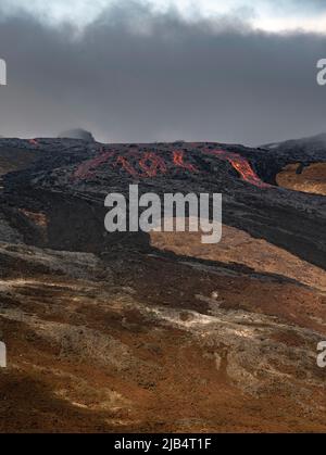 Glühende Lava, Lavastrom, Lavafeld, aktiver Tischvulkan Fagradalsfjall, Krysuvik vulkanisches System, Reykjanes Halbinsel, Island Stockfoto