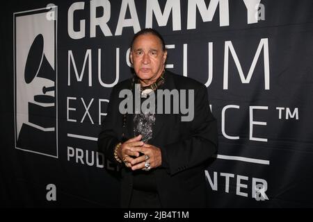 Newark, Ny. 02.. Juni 2022. Ernie Paniccioli besucht GRAMMY Museum Experience im Prudential Center Auftaktveranstaltung zum Black Music Month mit Fotograf Ernie Paniccioli, neuer Fotoausstellung, A Hip-Hop Life: Fünf Jahrzehnte Hip-Hop-Musik, Kunst und Kultur und die Enthüllung von Artefakten aus neun ganz besonderen New Jersey Legends im Museum - Newark, NJ am 3. Juni 2022. (Foto von Udo Salters/Sipa USA) Quelle: SIPA USA/Alamy Live News Stockfoto