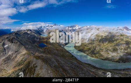 Luftaufnahme der Grimselregion mit den 3 Stauseen, Grimselsee, Triebtenseewli-See und Oberaar-See mit der Alpen- und Gletscherwelt im Stockfoto