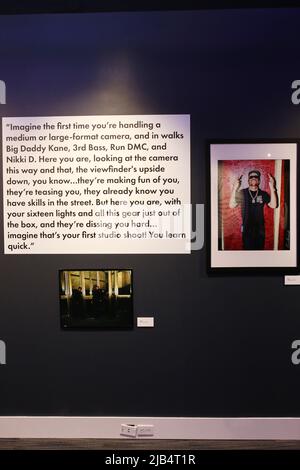 Newark, Ny. 02.. Juni 2022. Ernie Paniccioli Foto im GRAMMY Museum Erlebnis im Prudential Center Auftaktveranstaltung zum Black Music Month mit Fotograf Ernie Paniccioli neue Fotoausstellung, A Hip-Hop Life: Fünf Jahrzehnte Hip-Hop-Musik, Kunst und Kultur und die Enthüllung von Artefakten aus neun ganz besonderen New Jersey Legends im Museum - Newark, NJ am 3. Juni 2022. (Foto von Udo Salters/Sipa USA) Quelle: SIPA USA/Alamy Live News Stockfoto