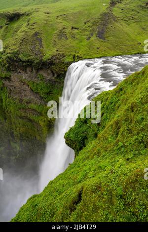 Skogafoss Wasserfall, Skoga Fluss, Landschaft am Fimmvoerouhals Wanderweg, Südisland, Island Stockfoto