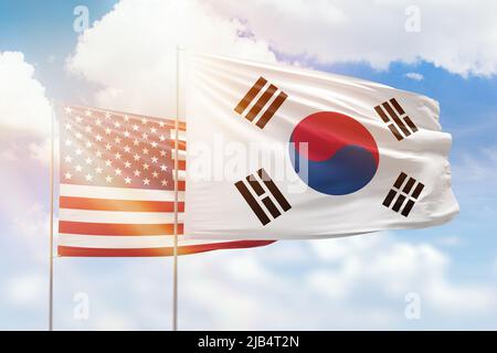 Sonniger blauer Himmel und Flaggen von Südkorea und den usa Stockfoto