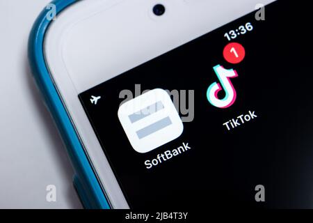 Kumamoto, Japan / Aug 27 2020 : die Nahaufnahme der Ikonen von SoftBank und TikTok mit Abzeichen 1 auf dem iPhone-Bildschirm. Stockfoto