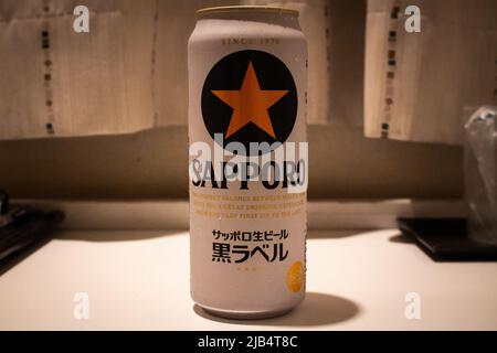 Shimonoseki, Yamaguchi / Japan - Aug 12 2020 : die Dose von Sapporo Black Label Bier, die 1977 vom japanischen Bierbrauunternehmen Sapporo Brewerie ins Leben gerufen wurde Stockfoto