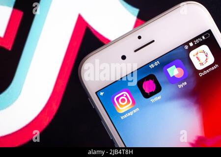 Kumamoto, Japan - Aug 17 2020 : TikTok Social competitors / Alternatives (Instagram, Triller, Byte und Dubsmash) auf dem iPhone auf dem TikTok-Logo bg. Stockfoto