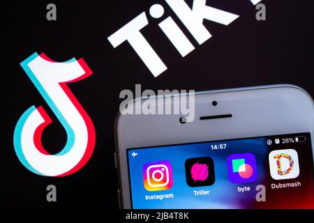 Kumamoto, Japan - Aug 17 2020 : TikTok Social competitors / Alternatives (Instagram, Triller, Byte und Dubsmash) auf iPhone auf großem TikTok-Logo bg. Stockfoto