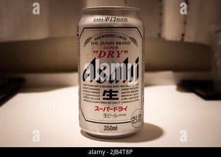 Shimonoseki, Yamaguchi / Japan - Aug 13 2020 : die Dose von Asahi Super Dry, einem stark abgeschwächten Lager des japanischen Bierbrauers Asahi Group Hold Stockfoto