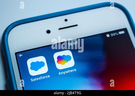 Kumamoto, Japan - Jul 29 2020 : Salesforce App, ein US-amerikanisches Cloud-basiertes Softwareunternehmen mit Sitz in San Francisco, CA, mit der Salesforce Anywhere App auf einem iOS Stockfoto